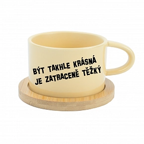 BÝT TAKHLE KRÁSNÁ JE ZATRACENÉ TEŽKÝ - žlutý hrníček makronka 200 ml