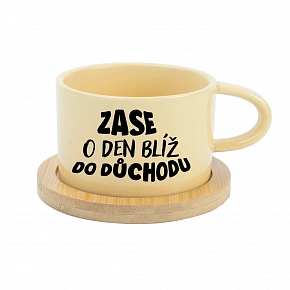ZASE O DEN BLÍŽ DO DŮCHODU - žlutý hrníček makronka 200 ml