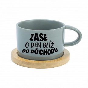 ZASE O DEN BLÍŽ DO DŮCHODU - šedý hrníček makronka 200 ml