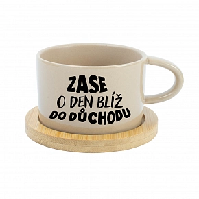 ZASE O DEN BLÍŽ DO DŮCHODU - krémový hrníček makronka 200 ml