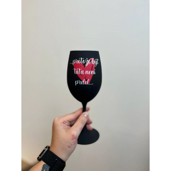 ... PROTOŽE BÝT TÁTA NENÍ PRDEL... (velké srdce) - černá sklenice na víno 350 ml
