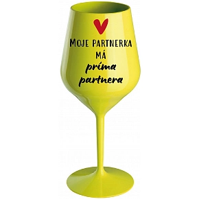 MOJE PARTNERKA MÁ PRÍMA PARTNERA - žlutá nerozbitná sklenice na víno 470 ml MOJE PARTNERKA MÁ PRÍMA PARTNERA - žlutá nerozbitná sklenice na víno 470 ml