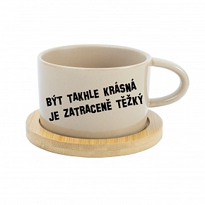 BÝT TAKHLE KRÁSNÁ JE ZATRACENÉ TEŽKÝ - krémový hrníček makronka 200 ml BÝT TAKHLE KRÁSNÁ JE ZATRACENÉ TEŽKÝ - krémový hrníček makronka 200 ml